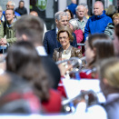 25. mai: Dronningen er til stede under åpningsseremonien for de 70. Festspillene i Bergen. Foto: Marit Hommedal / NTB.